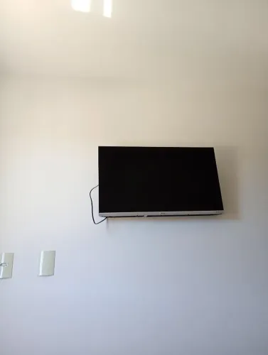 Tv Philco Smartv 32 polegadas já vai com suporte de parede 6 meses de uso