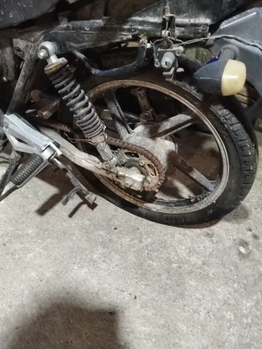 Roda de moto de liga com a disco da Dafra 125 completa com pneus 
