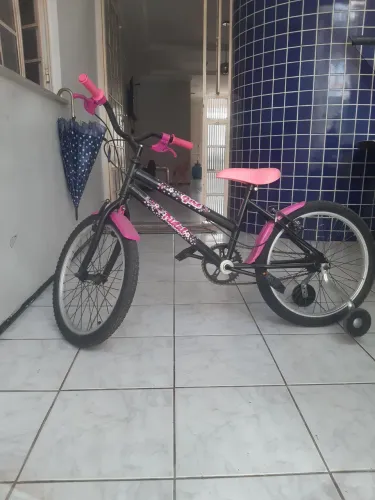 Vendo bicicleta infantil seme nova pouco uso valor 400