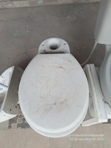 Vaso sanitário, pias com torneira, farmacinha