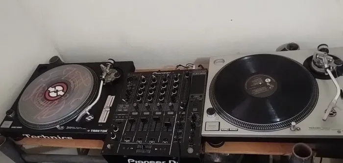 Par de toca discos technics sem o Mixer com agulha shel.