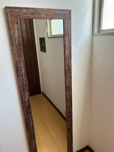 Espelho com moldura decorada