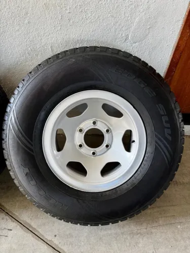 Rodas originais D20 com pneus 