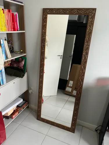 Espelho grande de corpo inteiro com moldura decorativa clássica