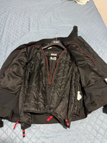 VENDO DUAS JAQUETAS LS(UMA MASCULINA E UMA FEMININA)