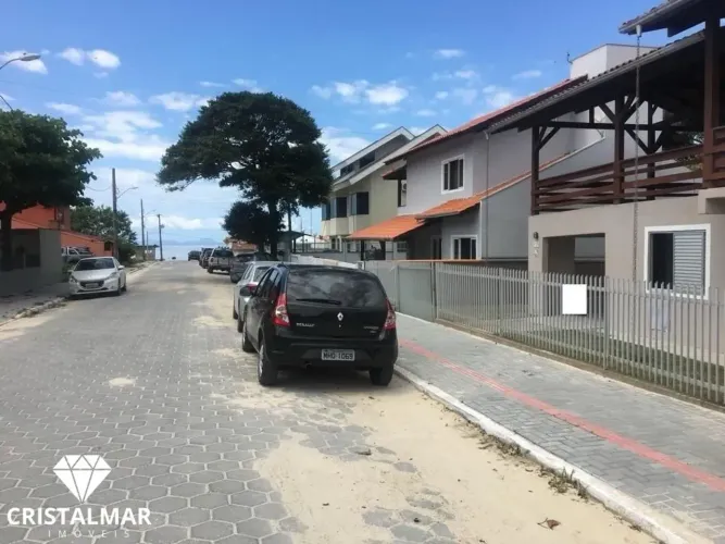 Casa a 50 metros da Praia de Zimbros SC, você quer dormir ouvindo o som das onda