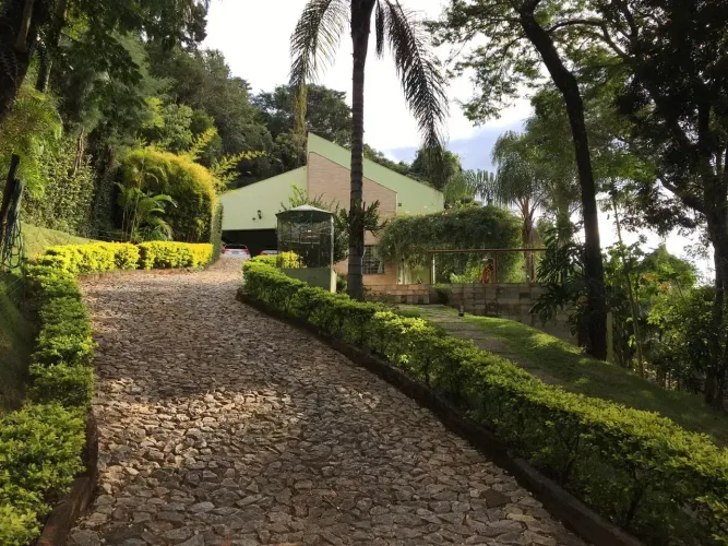 Casa de condomínio para aluguel tem 300 metros quadrados com 4 quartos