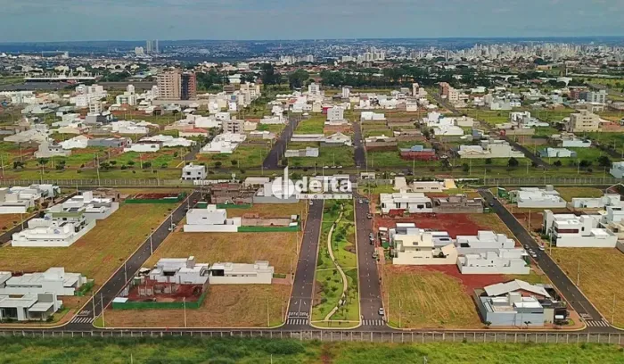 Terreno em condomínio disponível para venda no bairro Novo Mundo em Uberlândia-MG