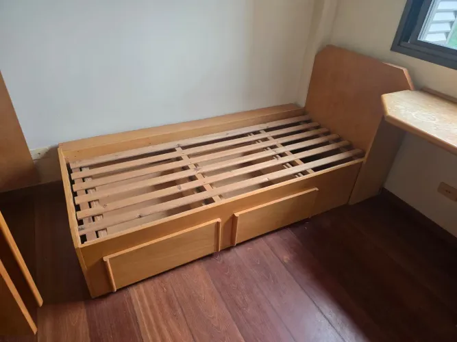 Cama de solteiro com duas gavetas e escrivaninha acoplada