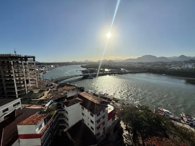 Apartamento mobiliado 01 quarto com vista para o canal no centro de Guarapari
