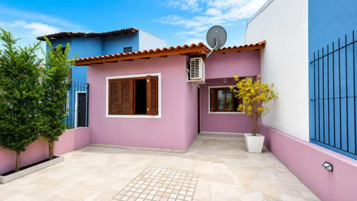 Casa térrea com 3 dormitórios, salão de festas com churrasqueira e 2 vagas de garagem.