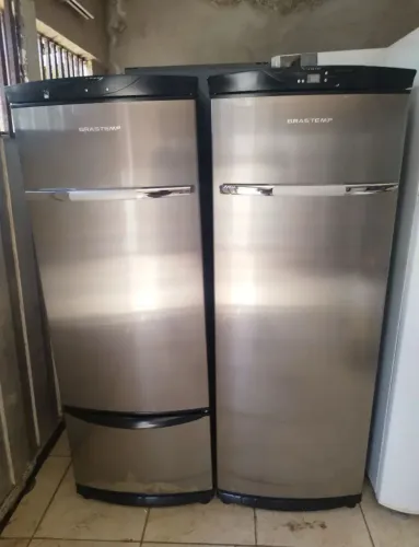 Conjunto de geladeira e freezer vertical Brastemp.