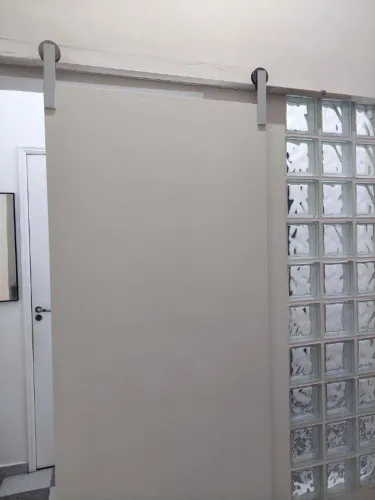 [DESCONTÃO] Porta Suspensa Deslizante com Trilho Inox - 3 x R$144 no cartão de crédito