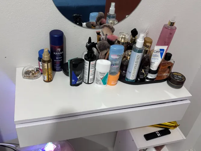Gaveta suspensa com divisórias pra maquiagem + espelho