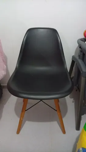 Vendi cadeira pé palito preta