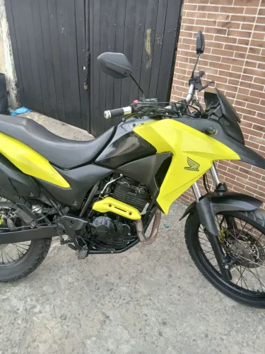 XRE 300 só pegar e andar, sem vazamento de óleo, motor está top ,documentação digital. 