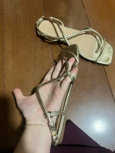 Sandália dourada tamanho 37