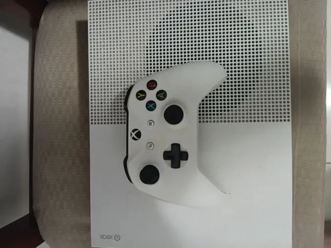 XBOX ONE S + 1 CONTROLE