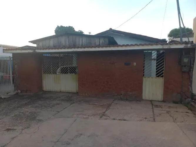 CASA PADRÃO POP,COM 03 DORMITORIOS,GARAGENS PARA 02 VEICULOS, ARÉA DE SERVIÇOS.