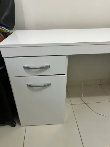 Escrivaninha com gaveta