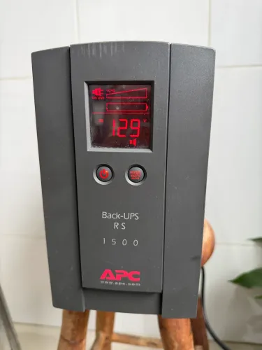Nobreak APC Back-UPS RS 1500 LCD modelo BR1500LCD - 1500VA / 865W