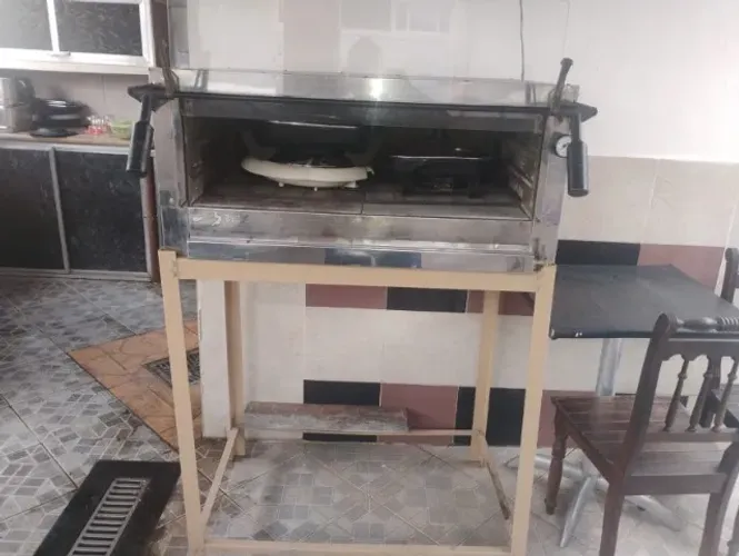 Forno de pizza com às pedras .a gás