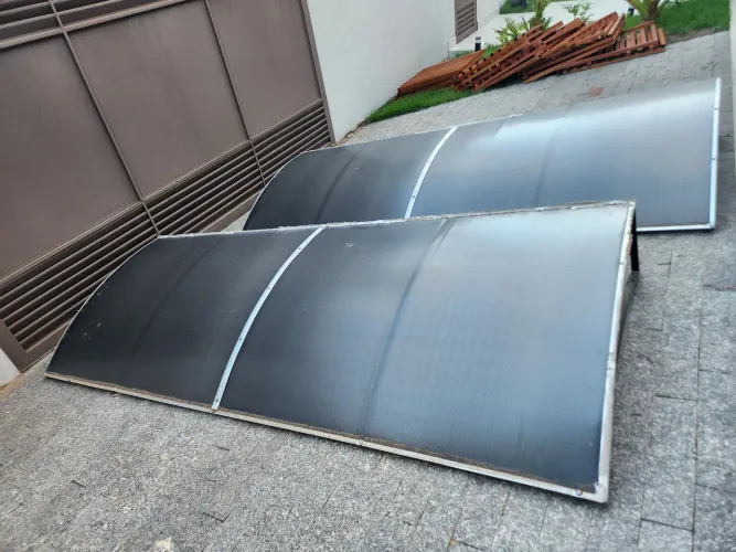 Toldos de policarbonato para chuva e sol.