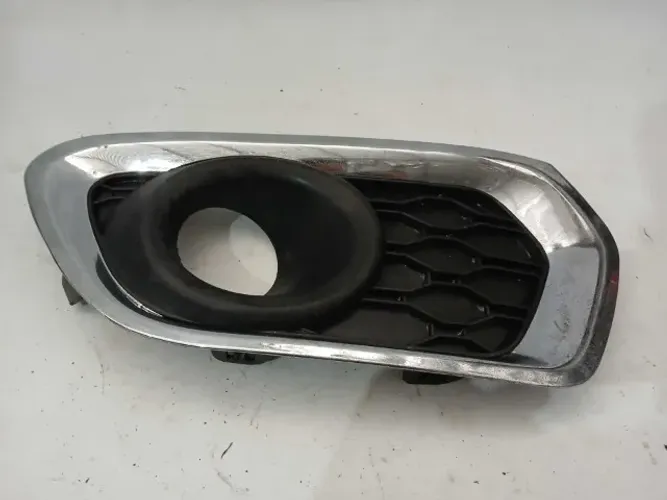MOLDURA FAROL MILHA ESQUERDO RENAULT SANDERO LOGAN 2015/2020