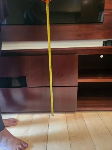 Conjunto rack e painel de madeira com detalhes em laca preto com dois gaveteiros e pratele
