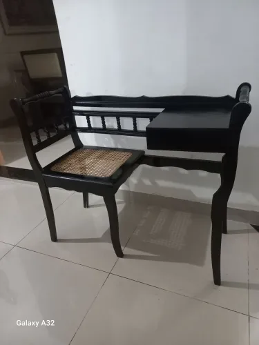 Mesinha antiga de telefone
