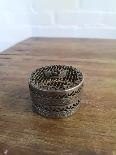porta jóias em metal com rosa trabalhada antigo Antiquario decoração vintage tela rendada