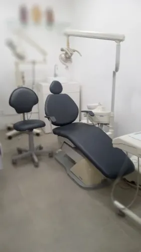 Cadeira e equipo odontológico + 2 mochos 