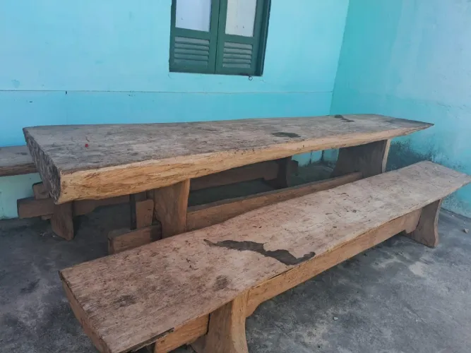 Mesa rústica de madeira de lei