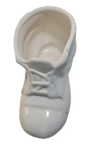 Vaso de cerâmica vintage em formato de sapatinho, com acabamento esmaltado branco e detalh