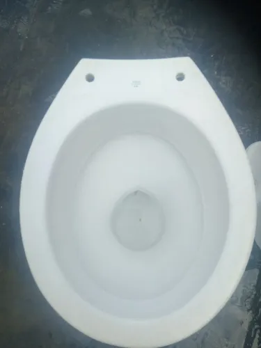 Vaso sanitário branco comum
