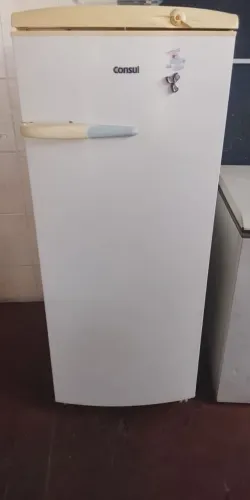 Vendo 01 geladeira cônsul 300 litros gelando 100%
