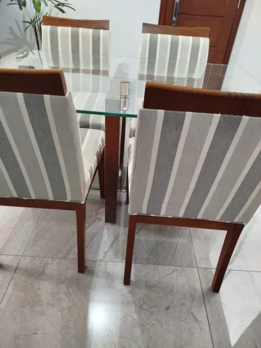 Mesa de mogno com tampo de vidro + cadeiras estofadas