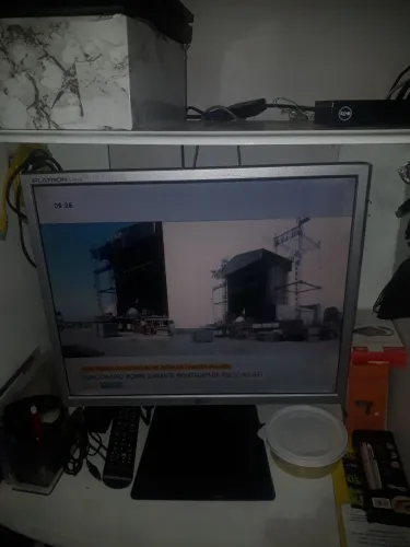 Vendo monitor de PC 19 polegadas cinza com cabos vga funcionando perfeitamente