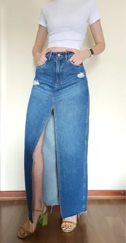 Saia midi, jeans de cintura média com uma fenda na frente.