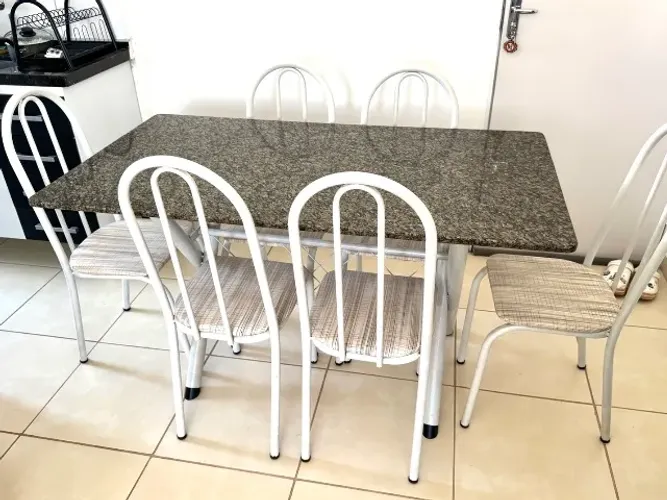 Mesa de mármore com 6 cadeiras