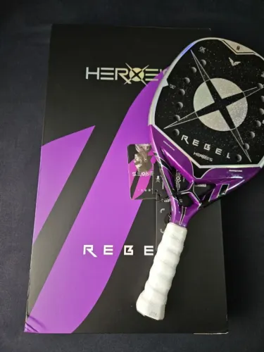 Raquete Nova Heroes Rebel 2026 com Caixa e Tratamento - Mattia Spoto