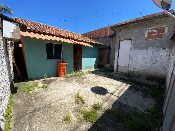 Casa com quintal, 2 quartos, loja e garagem em Nova Sepetiba