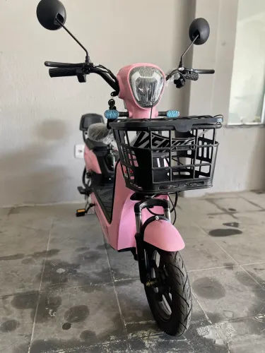 Scooter Elétrica Rosa Nova com Cesta e Banco Traseiro