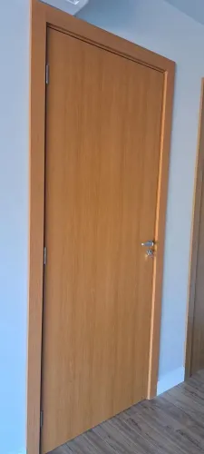 porta lisa em madeira tauari- semi encabeçada