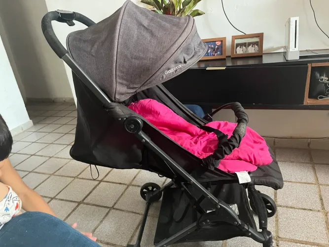 Carrinho de bebê portátil que pode ir no avião