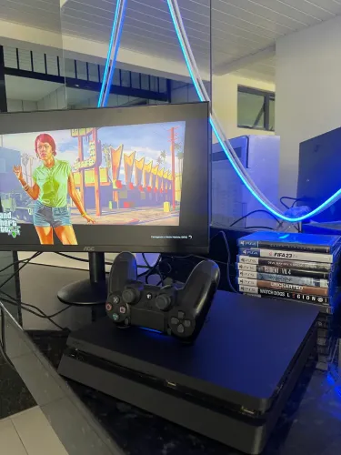 PS4 slim com garantia. Aceito console na troca.