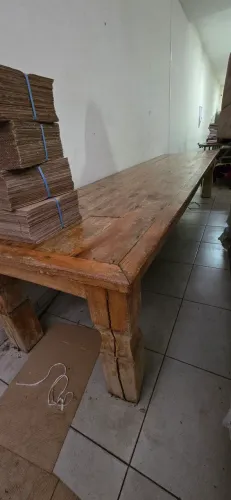 Mesa madeira com 12 cadeiras