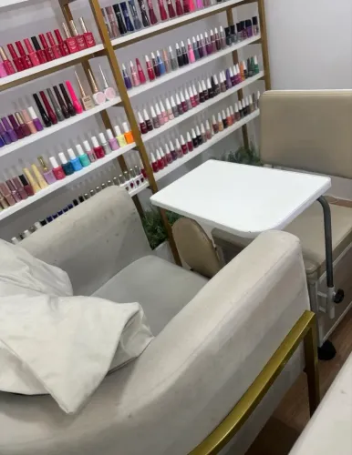 Poltrona para cliente + ciranda para manicure em ótimo estado de conservação.