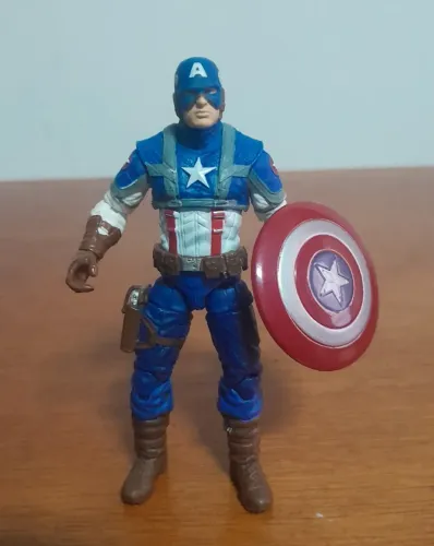 Boneco Capitão América com escudo