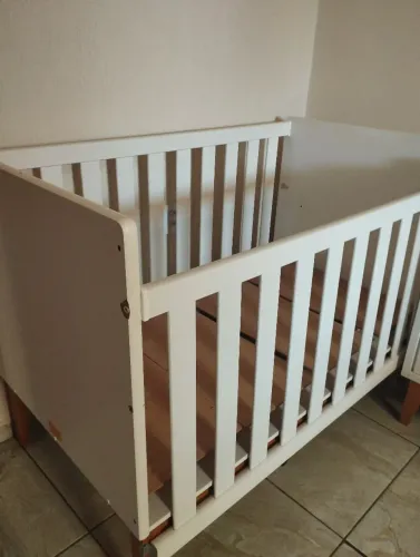 Berço infantil ou cama com regulagem de altura